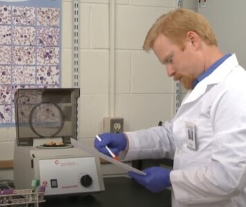 Клиника лечения наркозависимости в Подольске Врач в кабинете клиники