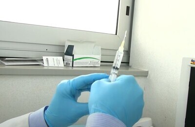 Проведение кодирования Вивитролом в Подольске Шприц с Вивитролом в руках у врача